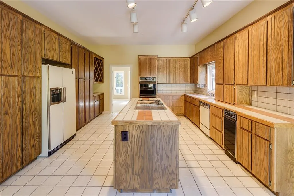 605 Valley Hall Drive, Sandy Springs, Georgia 30350, 4 Bedrooms Bedrooms, ,3 BathroomsBathrooms,Residential,Sold,605 Valley Hall Drive,7127588