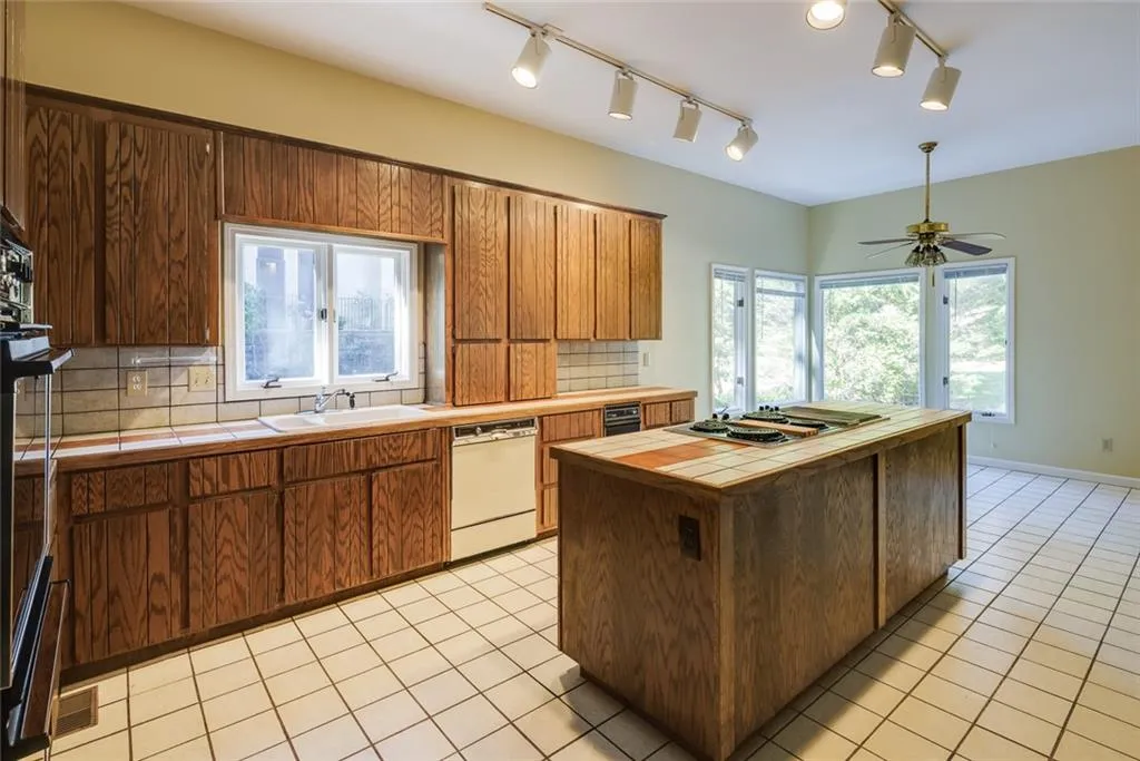 605 Valley Hall Drive, Sandy Springs, Georgia 30350, 4 Bedrooms Bedrooms, ,3 BathroomsBathrooms,Residential,Sold,605 Valley Hall Drive,7127588