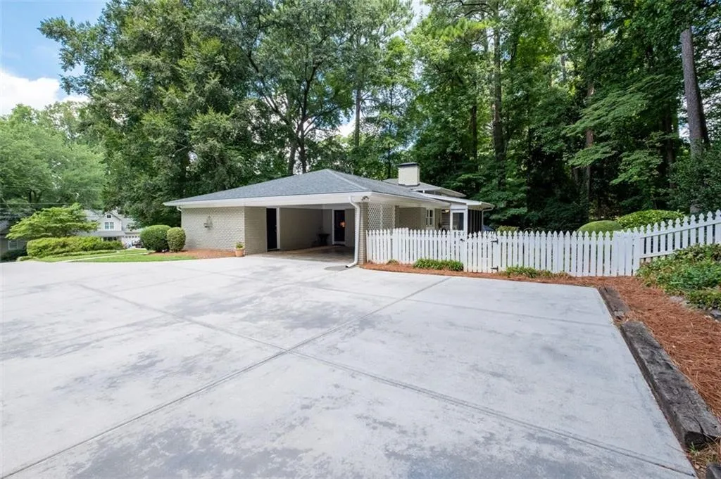 677 Starlight Drive, Sandy Springs, Georgia 30342, 4 Bedrooms Bedrooms, ,3 BathroomsBathrooms,Residential,Sold,677 Starlight Drive,7096687