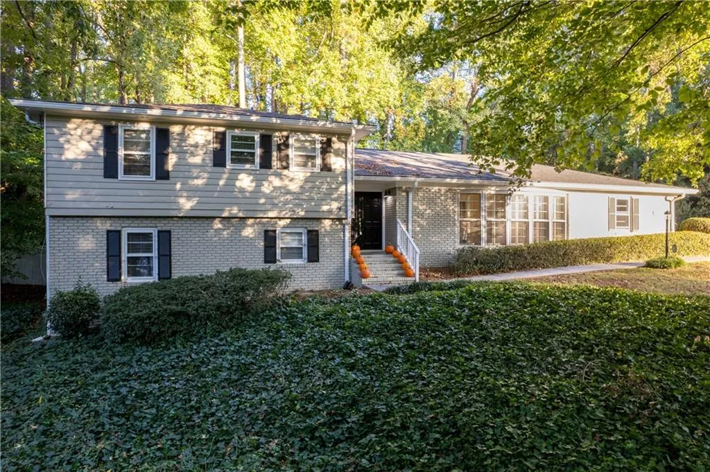 677 Starlight Drive, Sandy Springs, Georgia 30342, 4 Bedrooms Bedrooms, ,3 BathroomsBathrooms,Residential,Sold,677 Starlight Drive,7096687