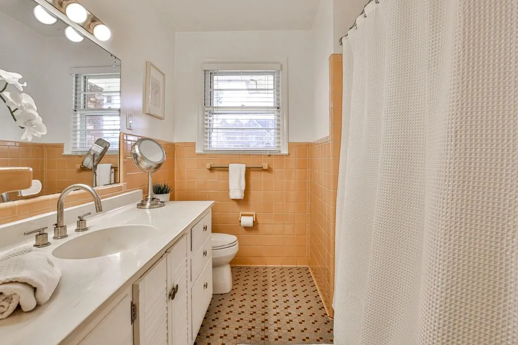 4594 Mystic Drive, Atlanta, Georgia 30342, 4 Bedrooms Bedrooms, ,3 BathroomsBathrooms,Residential,Sold,4594 Mystic Drive,6839261