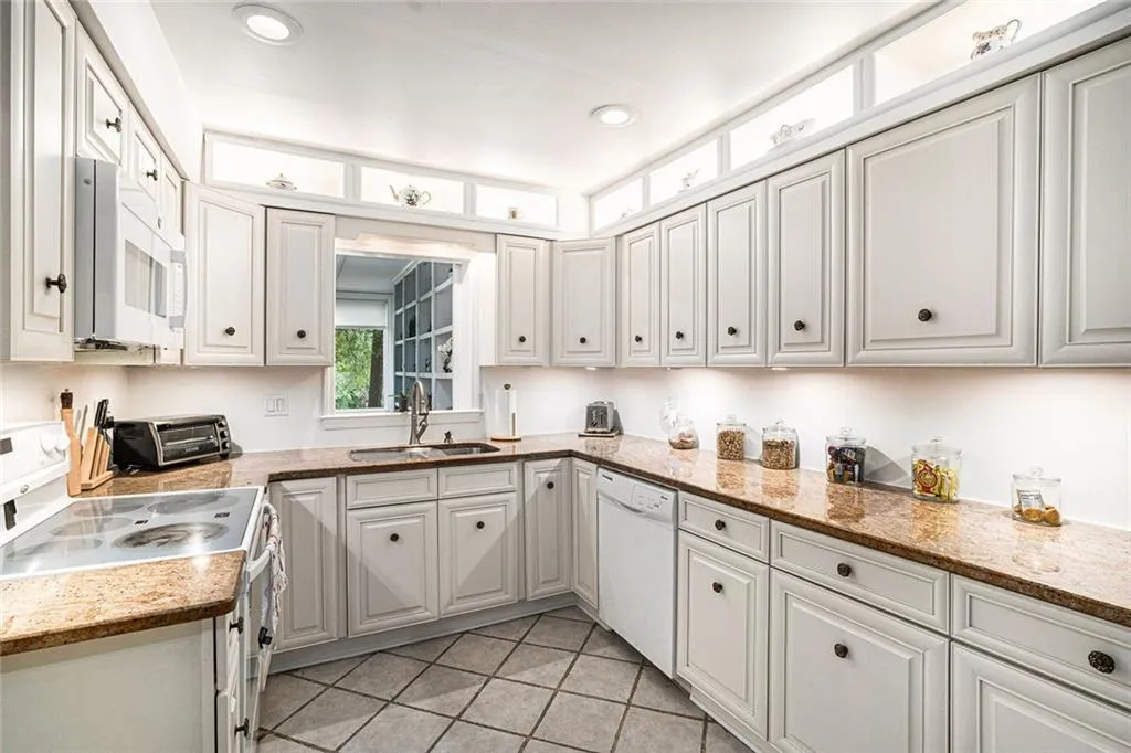170 Elysian Way Nw, Atlanta, Georgia 30327, 3 Bedrooms Bedrooms, ,2 BathroomsBathrooms,Residential,For Sale,170 Elysian Way Nw,7600977