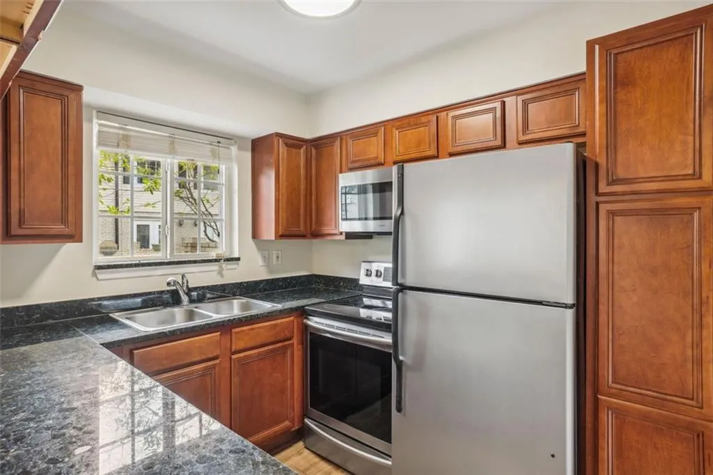 6940 Roswell Road Unit 24-a, Atlanta, Georgia 30328, 3 Bedrooms Bedrooms, ,2 BathroomsBathrooms,Residential,Sold,6940 Roswell Road Unit 24-a,7192819