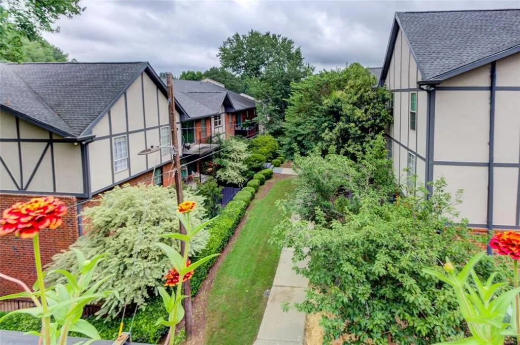 6851 Roswell Road Unit E7, Sandy Springs, Georgia 30328, 4 Bedrooms Bedrooms, ,2 BathroomsBathrooms,Residential,Sold,6851 Roswell Road Unit E7,6769063