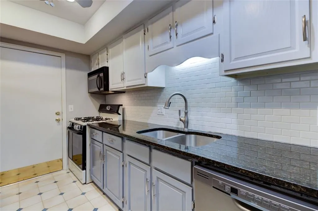 6851 Roswell Road Unit E7, Sandy Springs, Georgia 30328, 4 Bedrooms Bedrooms, ,2 BathroomsBathrooms,Residential,Sold,6851 Roswell Road Unit E7,6769063