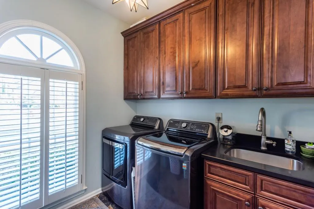 305 Aldenshire Place, Sandy Springs, Georgia 30350, 4 Bedrooms Bedrooms, ,4 BathroomsBathrooms,Residential,For Sale,305 Aldenshire Place,7707788