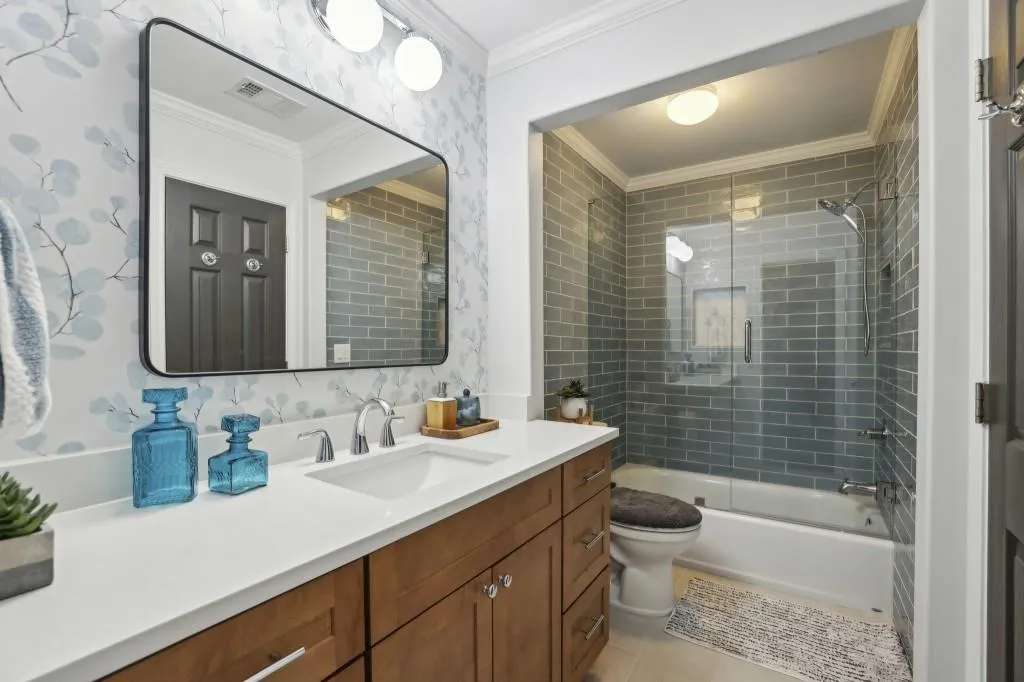 Upstairs Full Bathroom