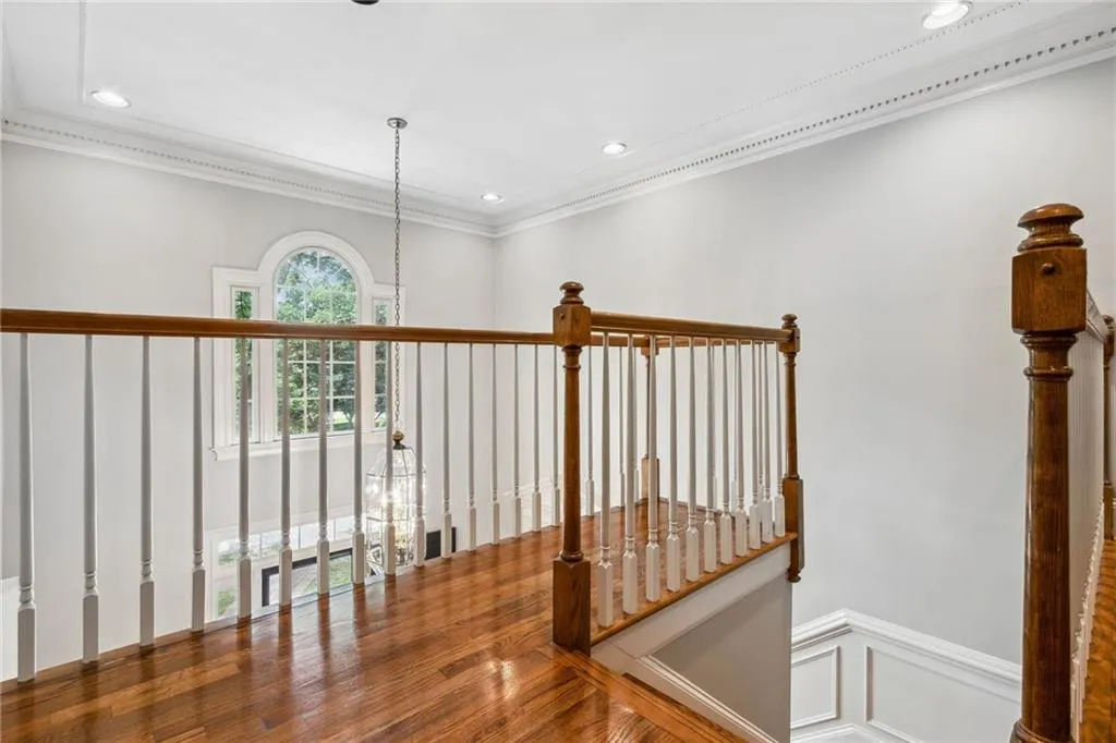 Entry stairs leading to upper bedrooms