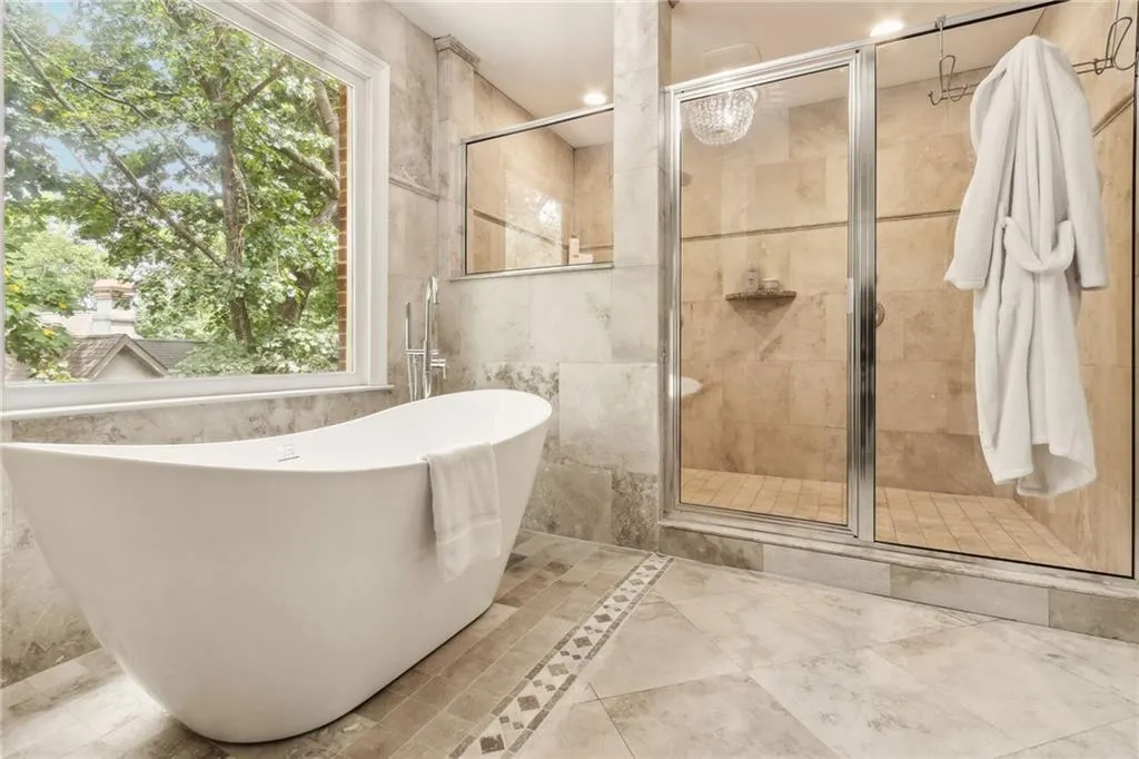 Expansive shower with dual shower heads