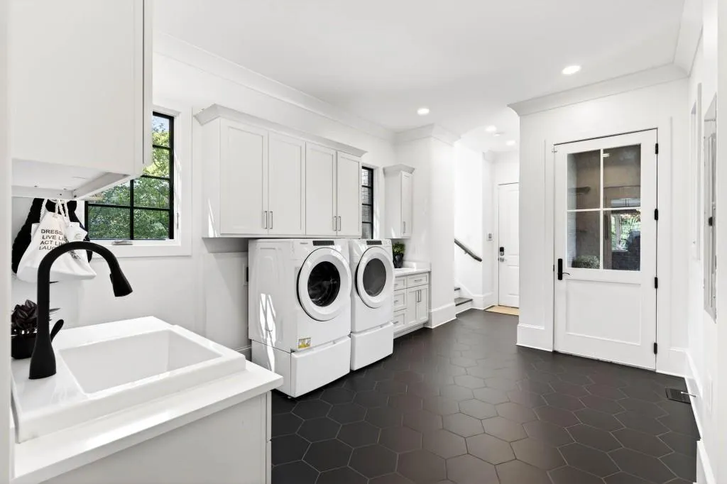 4075 Peachtree Dunwoody Road Ne, Atlanta, Georgia 30342, 5 Bedrooms Bedrooms, 0 ,4 BathroomsBathrooms,Residential,For Sale,4075 Peachtree Dunwoody Road Ne,7750549