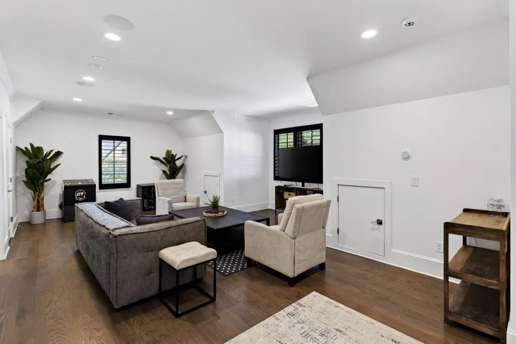 4075 Peachtree Dunwoody Road Ne, Atlanta, Georgia 30342, 5 Bedrooms Bedrooms, 0 ,4 BathroomsBathrooms,Residential,For Sale,4075 Peachtree Dunwoody Road Ne,7750549