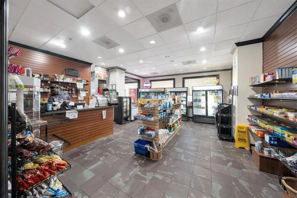 Convenience store in Lobby