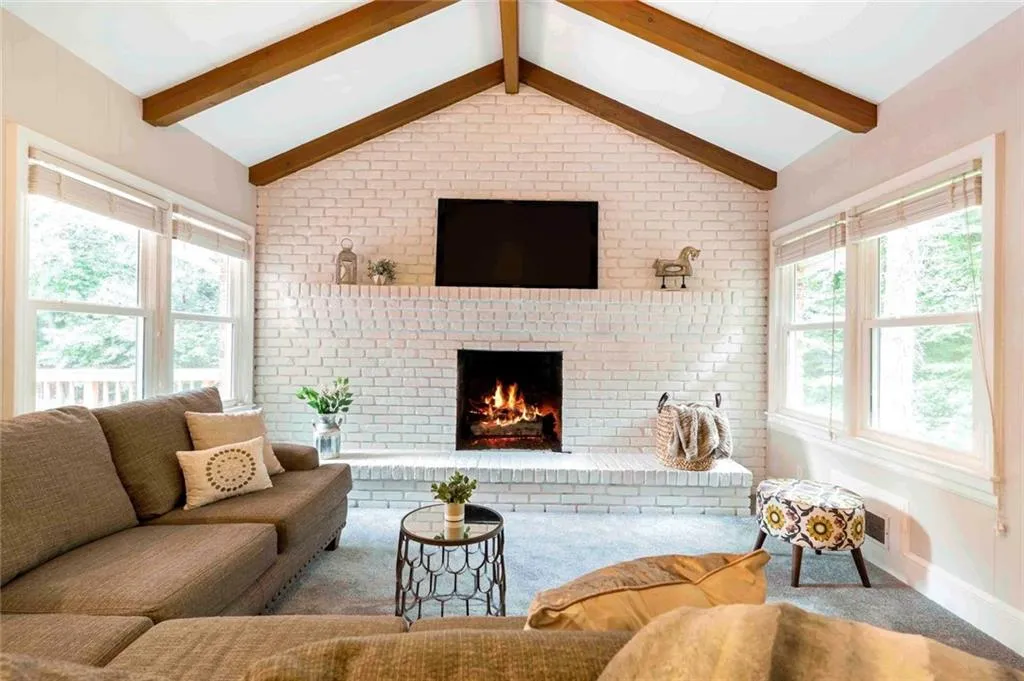 100 Wyndham Drive, Atlanta, Georgia 30328, 4 Bedrooms Bedrooms, ,2 BathroomsBathrooms,Residential,Sold,100 Wyndham Drive,6912619