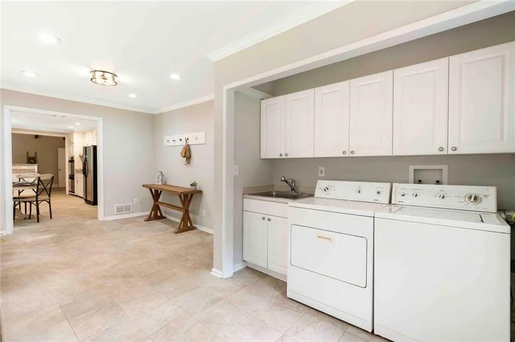 100 Wyndham Drive, Atlanta, Georgia 30328, 4 Bedrooms Bedrooms, ,2 BathroomsBathrooms,Residential,Sold,100 Wyndham Drive,6912619