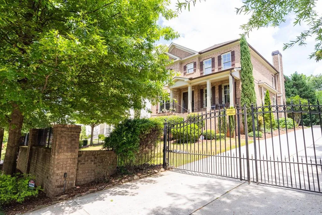 86 W Belle Isle Road, Atlanta, Georgia 30342, 4 Bedrooms Bedrooms, ,4 BathroomsBathrooms,Residential,Sold,86 W Belle Isle Road,6916324