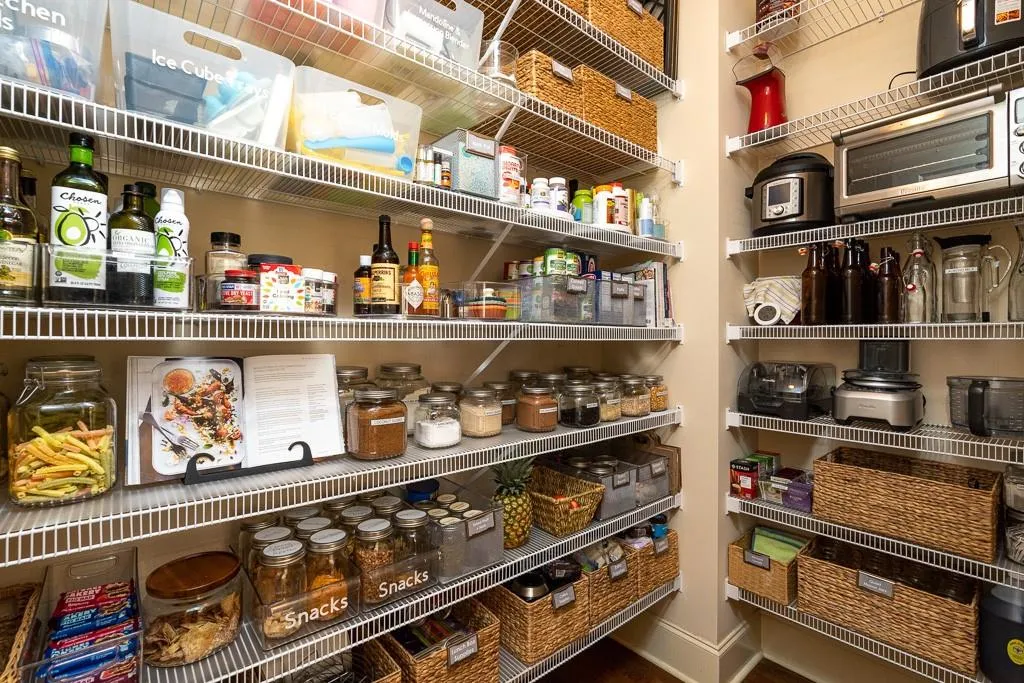 86 W Belle Isle Road, Atlanta, Georgia 30342, 4 Bedrooms Bedrooms, ,4 BathroomsBathrooms,Residential,Sold,86 W Belle Isle Road,6916324