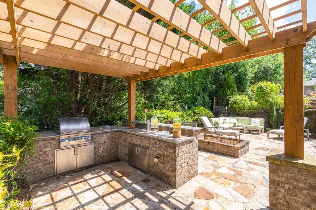 86 W Belle Isle Road, Atlanta, Georgia 30342, 4 Bedrooms Bedrooms, ,4 BathroomsBathrooms,Residential,Sold,86 W Belle Isle Road,6916324