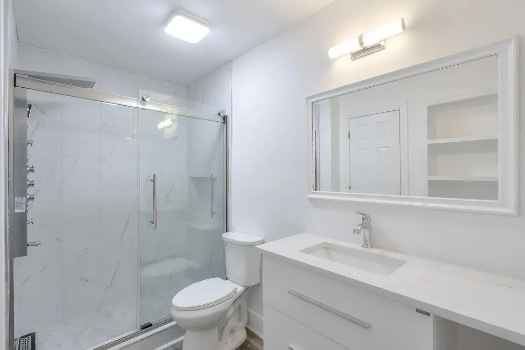 Full Bath on Upper Level Full Bath on Upper Level