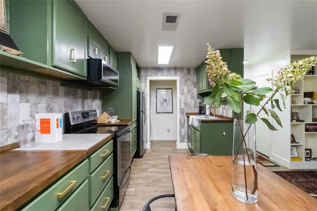 104 Granville Court Unit 104, Atlanta, Georgia 30328, 1 Bedroom Bedrooms, ,1 BathroomBathrooms,Residential,For Sale,104 Granville Court Unit 104,7666564