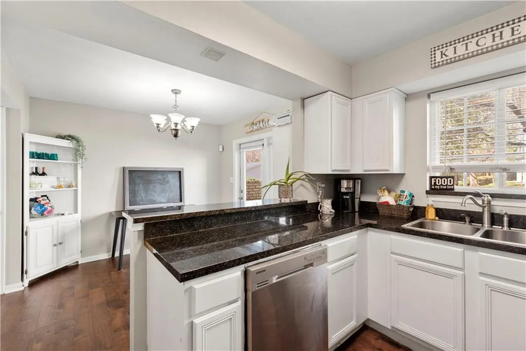 6940 Roswell Road Unit 17a, Atlanta, Georgia 30328, 2 Bedrooms Bedrooms, ,1 BathroomBathrooms,Residential,Sold,6940 Roswell Road Unit 17a,7016650