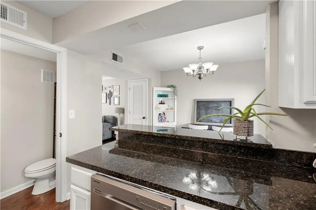 6940 Roswell Road Unit 17a, Atlanta, Georgia 30328, 2 Bedrooms Bedrooms, ,1 BathroomBathrooms,Residential,Sold,6940 Roswell Road Unit 17a,7016650