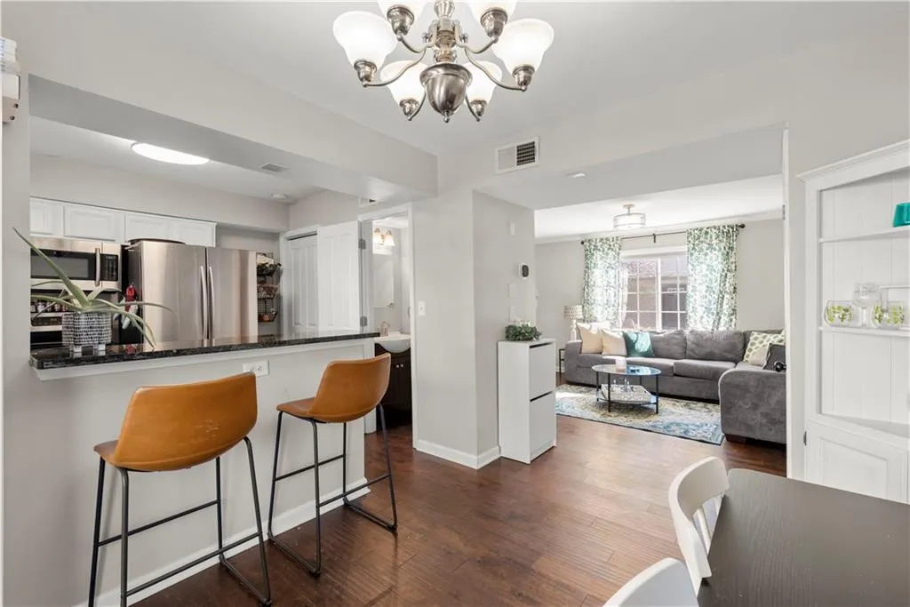 6940 Roswell Road Unit 17a, Atlanta, Georgia 30328, 2 Bedrooms Bedrooms, ,1 BathroomBathrooms,Residential,Sold,6940 Roswell Road Unit 17a,7016650