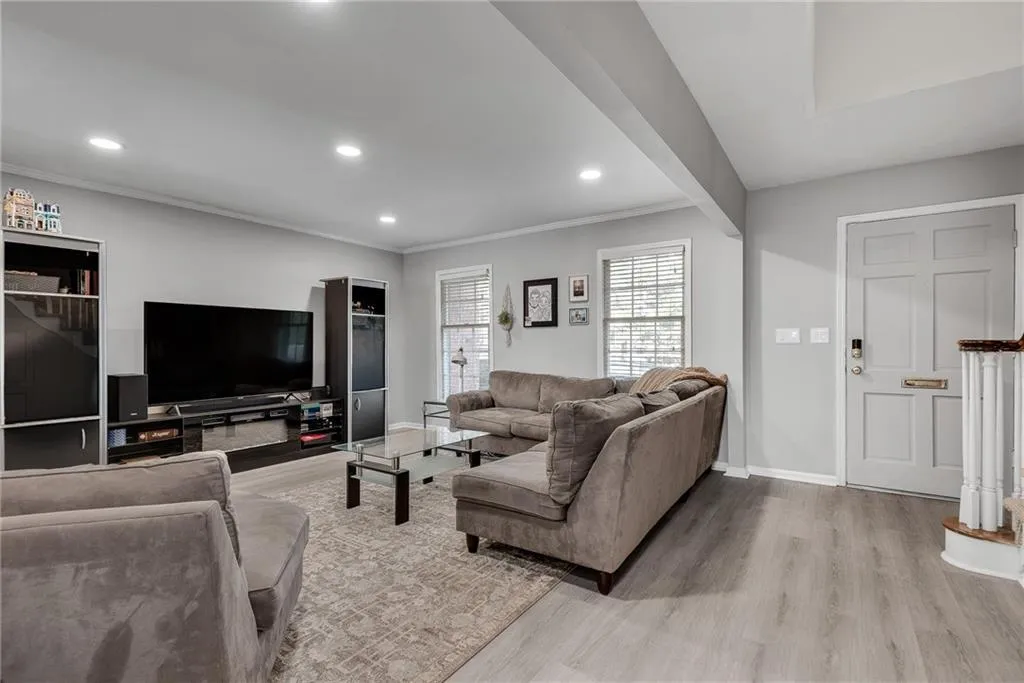 6520 Roswell Road Unit 11, Atlanta, Georgia 30328, 3 Bedrooms Bedrooms, ,2 BathroomsBathrooms,Residential,Sold,6520 Roswell Road Unit 11,7703789