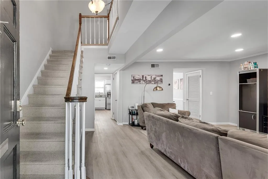 6520 Roswell Road Unit 11, Atlanta, Georgia 30328, 3 Bedrooms Bedrooms, ,2 BathroomsBathrooms,Residential,Sold,6520 Roswell Road Unit 11,7703789