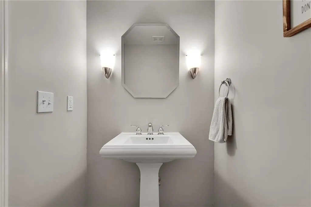6520 Roswell Road Unit 11, Atlanta, Georgia 30328, 3 Bedrooms Bedrooms, ,2 BathroomsBathrooms,Residential,Sold,6520 Roswell Road Unit 11,7703789
