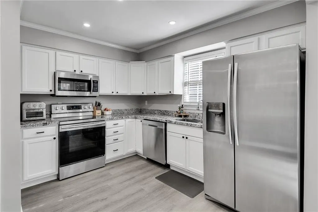 6520 Roswell Road Unit 11, Atlanta, Georgia 30328, 3 Bedrooms Bedrooms, ,2 BathroomsBathrooms,Residential,Sold,6520 Roswell Road Unit 11,7703789