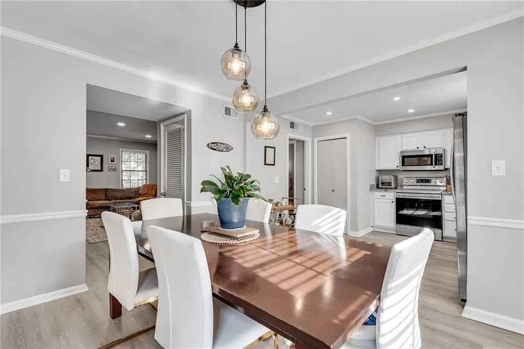 6520 Roswell Road Unit 11, Atlanta, Georgia 30328, 3 Bedrooms Bedrooms, ,2 BathroomsBathrooms,Residential,Sold,6520 Roswell Road Unit 11,7703789