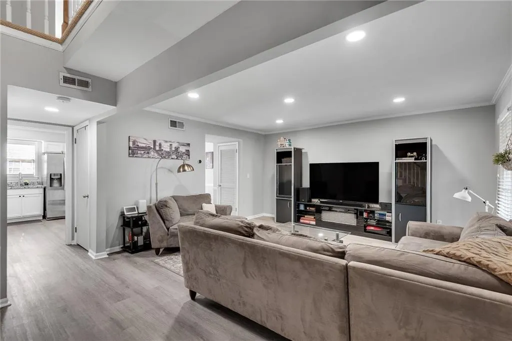 6520 Roswell Road Unit 11, Atlanta, Georgia 30328, 3 Bedrooms Bedrooms, ,2 BathroomsBathrooms,Residential,Sold,6520 Roswell Road Unit 11,7703789
