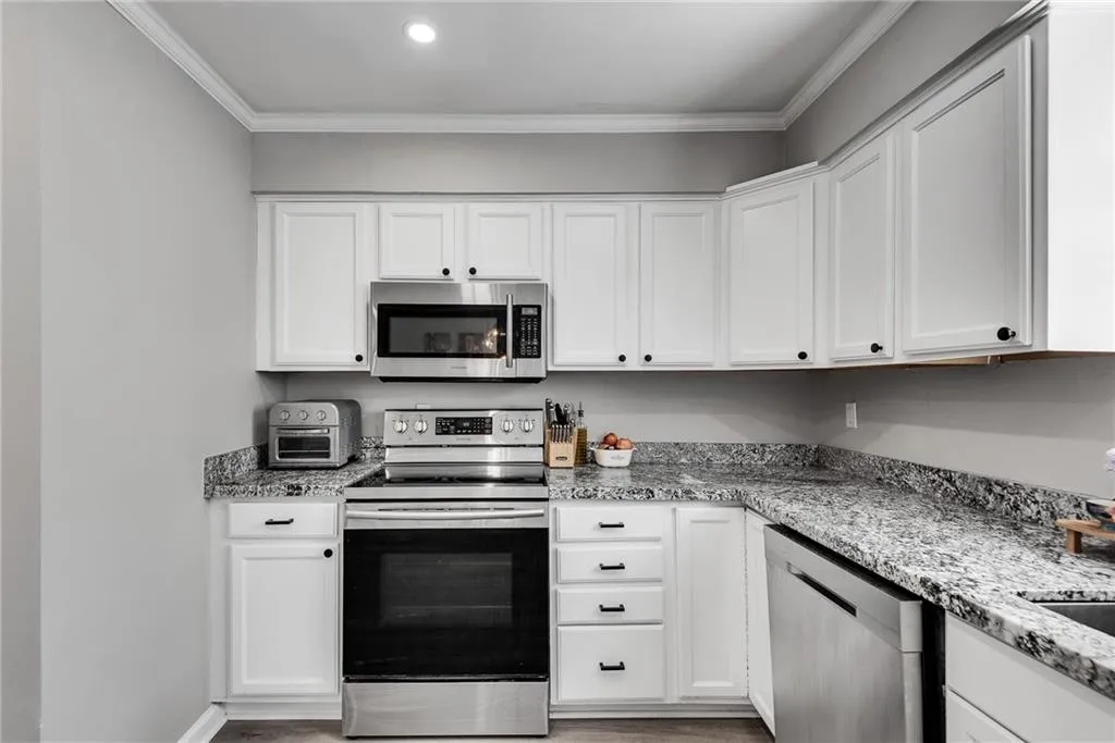 6520 Roswell Road Unit 11, Atlanta, Georgia 30328, 3 Bedrooms Bedrooms, ,2 BathroomsBathrooms,Residential,Sold,6520 Roswell Road Unit 11,7703789