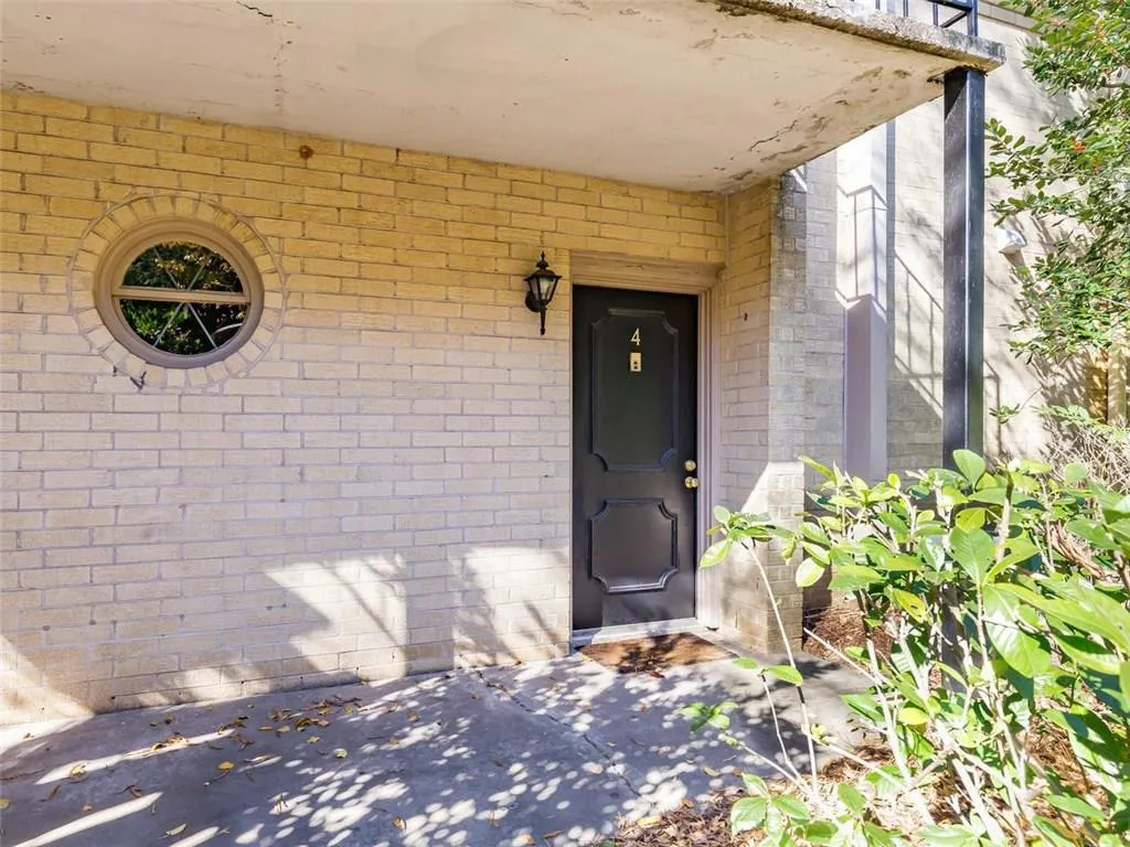 5400 Roswell Road Unit B4, Atlanta, Georgia 30342, 1 Bedroom Bedrooms, ,1 BathroomBathrooms,Residential,Sold,5400 Roswell Road Unit B4,5937833