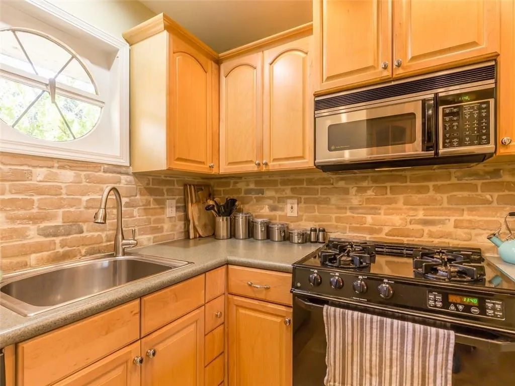 5400 Roswell Road Unit B4, Atlanta, Georgia 30342, 1 Bedroom Bedrooms, ,1 BathroomBathrooms,Residential,Sold,5400 Roswell Road Unit B4,5937833
