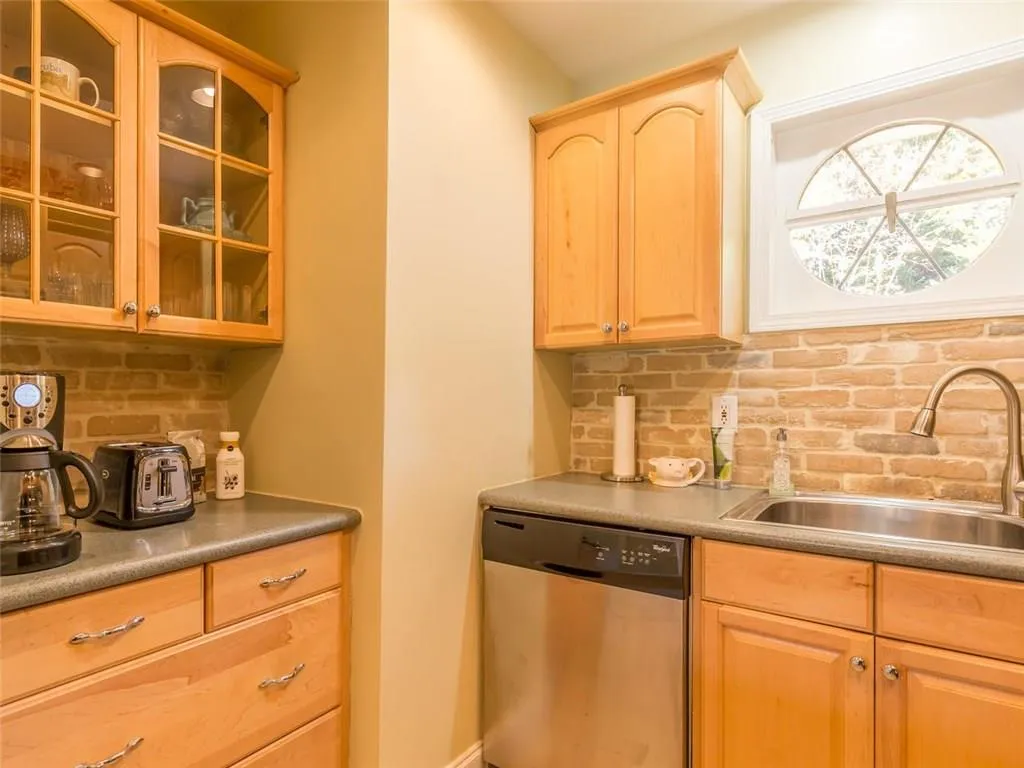 5400 Roswell Road Unit B4, Atlanta, Georgia 30342, 1 Bedroom Bedrooms, ,1 BathroomBathrooms,Residential,Sold,5400 Roswell Road Unit B4,5937833