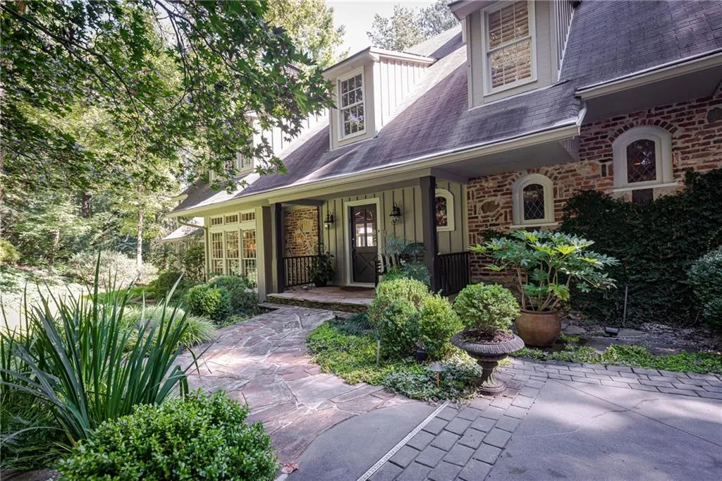 685 Tanglewood Trail, Sandy Springs, Georgia 30327, 5 Bedrooms Bedrooms, ,4 BathroomsBathrooms,Residential,Sold,685 Tanglewood Trail,6873759