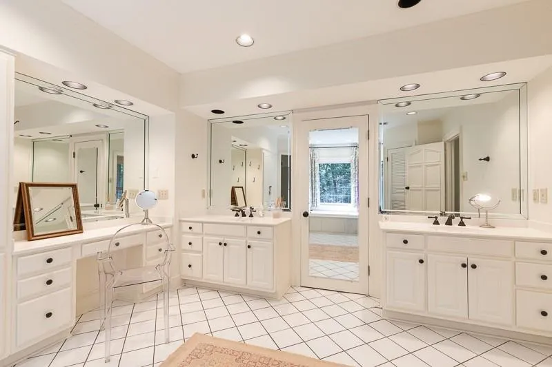 685 Tanglewood Trail, Sandy Springs, Georgia 30327, 5 Bedrooms Bedrooms, ,4 BathroomsBathrooms,Residential,Sold,685 Tanglewood Trail,6873759