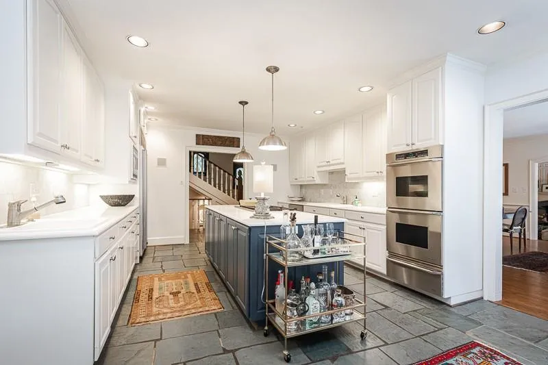 685 Tanglewood Trail, Sandy Springs, Georgia 30327, 5 Bedrooms Bedrooms, ,4 BathroomsBathrooms,Residential,Sold,685 Tanglewood Trail,6873759