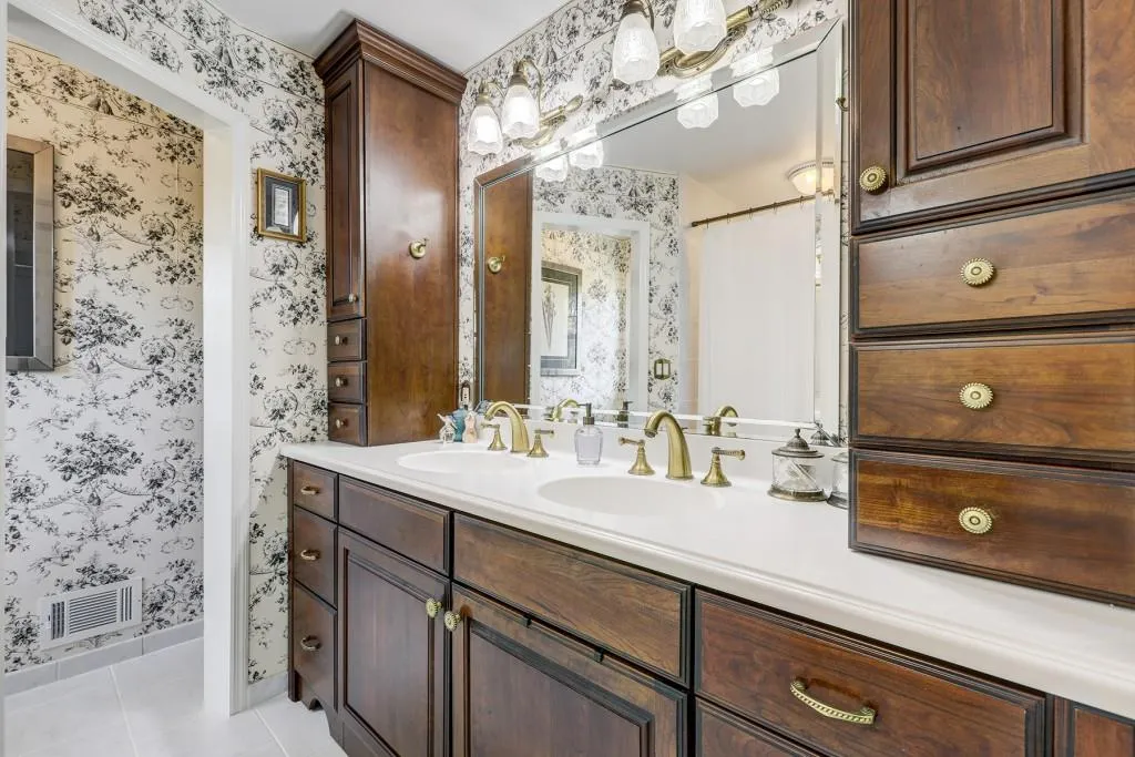800 Glenairy Drive, Sandy Springs, Georgia 30328, 5 Bedrooms Bedrooms, ,3 BathroomsBathrooms,Residential,Sold,800 Glenairy Drive,6576327