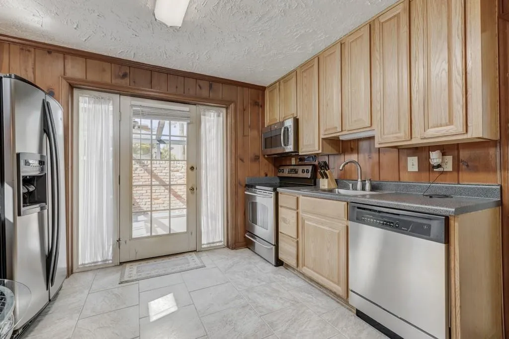 800 Glenairy Drive, Sandy Springs, Georgia 30328, 5 Bedrooms Bedrooms, ,3 BathroomsBathrooms,Residential,Sold,800 Glenairy Drive,6576327