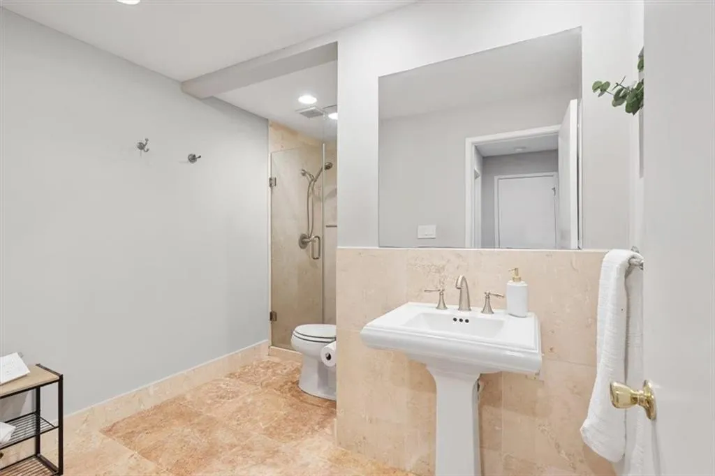 6808 Glenridge Drive Unit D, Atlanta, Georgia 30328, 1 Bedroom Bedrooms, ,1 BathroomBathrooms,Residential,Sold,6808 Glenridge Drive Unit D,7699329