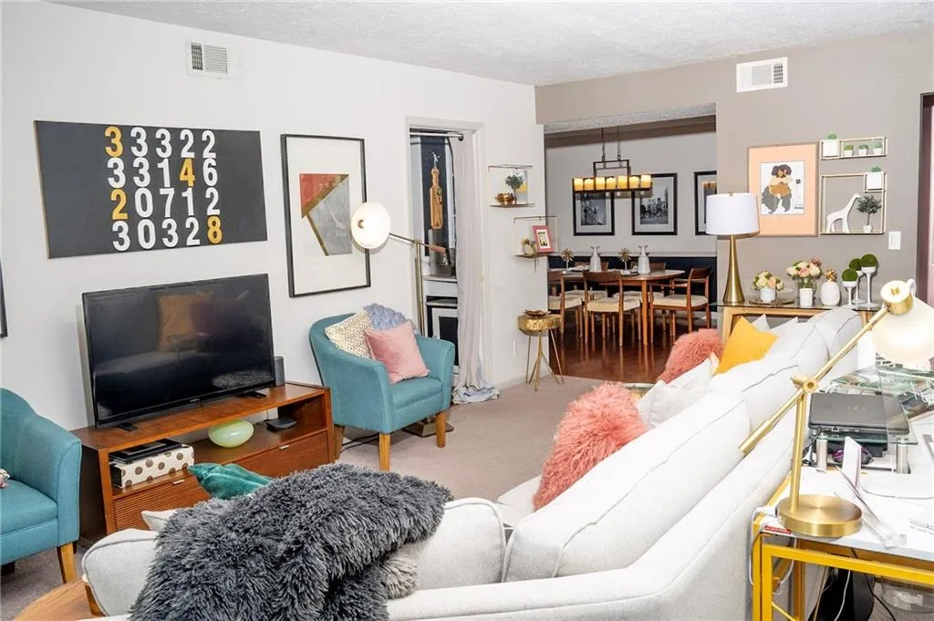 6851 Roswell Road Unit O19, Sandy Springs, Georgia 30328, 2 Bedrooms Bedrooms, ,2 BathroomsBathrooms,Residential,Sold,6851 Roswell Road Unit O19,6915028