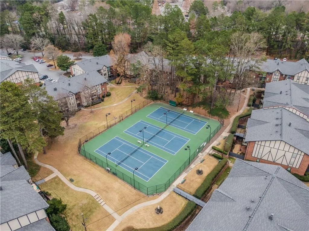 6851 Roswell Road Unit I18, Sandy Springs, Georgia 30328, 3 Bedrooms Bedrooms, ,2 BathroomsBathrooms,Residential,Sold,6851 Roswell Road Unit I18,6664688