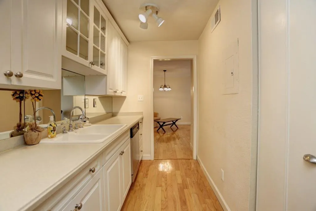 395 Pharr Road Ne Unit 206, Atlanta, Georgia 30305, 1 Bedroom Bedrooms, ,1 BathroomBathrooms,Residential,Sold,395 Pharr Road Ne Unit 206,5688283