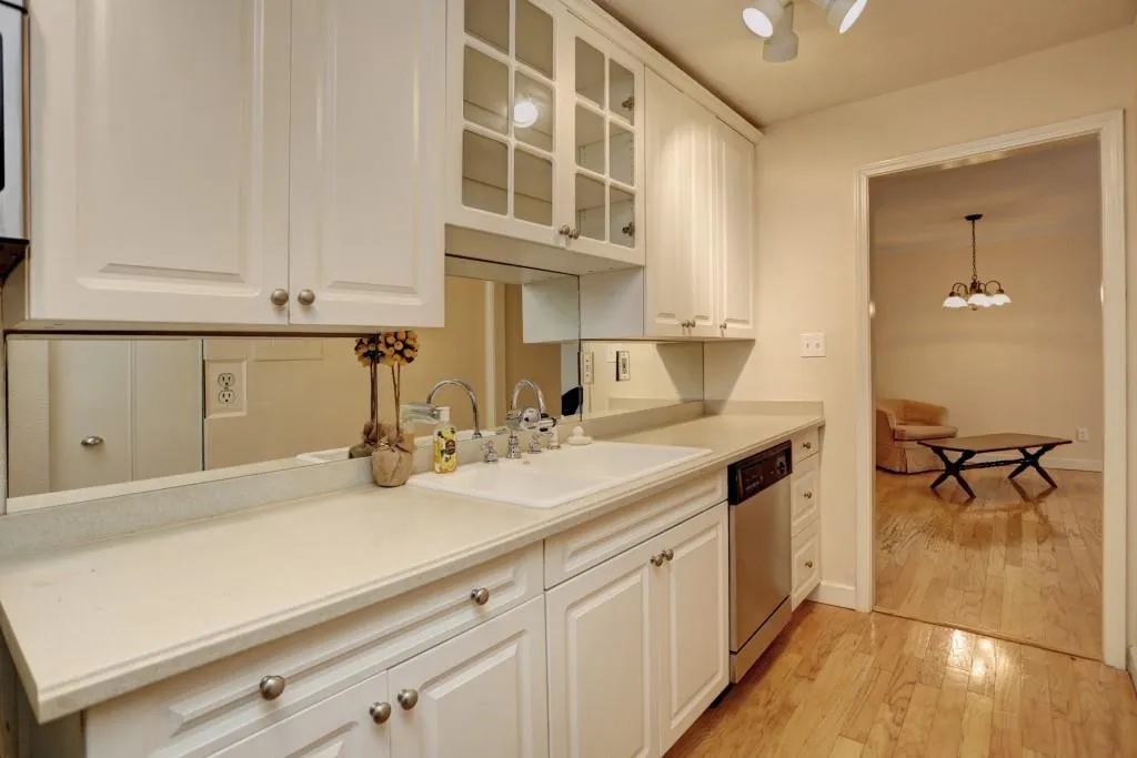 395 Pharr Road Ne Unit 206, Atlanta, Georgia 30305, 1 Bedroom Bedrooms, ,1 BathroomBathrooms,Residential,Sold,395 Pharr Road Ne Unit 206,5688283