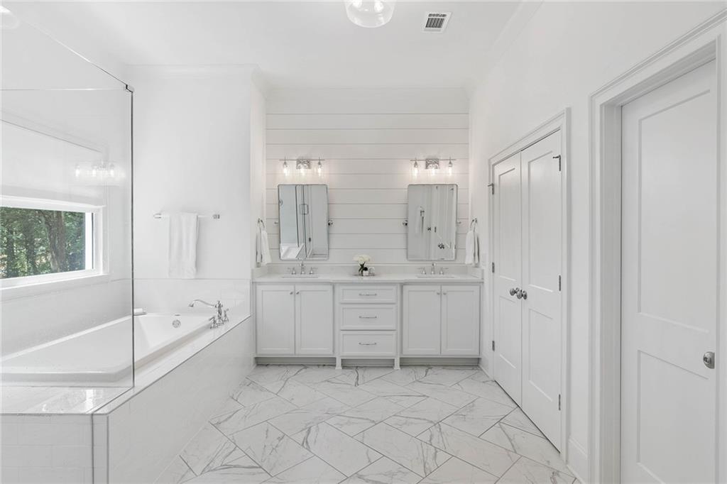 287 Green Hill Road, Atlanta, Georgia 30342, 5 Bedrooms Bedrooms, ,4 BathroomsBathrooms,Residential,Sold,287 Green Hill Road,7337028