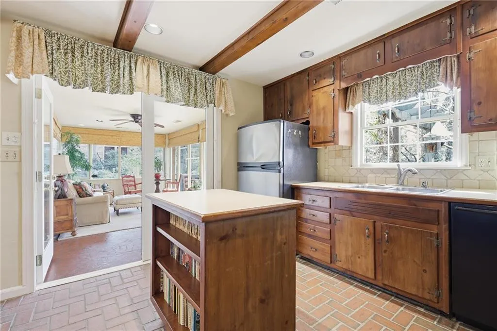 6900 Castleton Drive Nw, Atlanta, Georgia 30328, 3 Bedrooms Bedrooms, ,2 BathroomsBathrooms,Residential,For Sale,6900 Castleton Drive Nw,7728218
