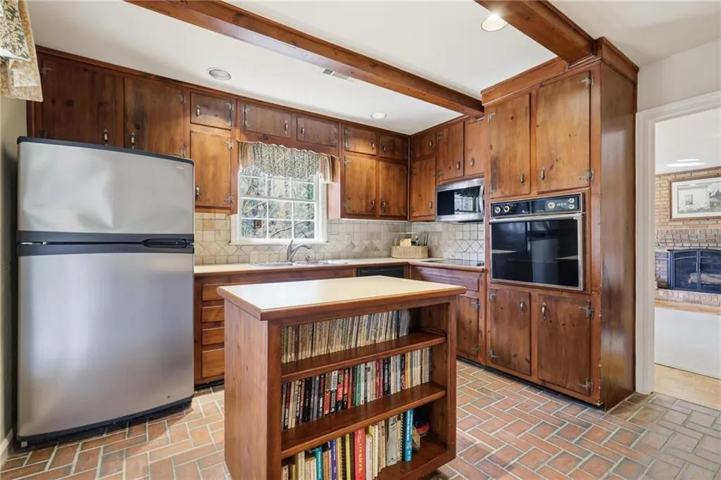 6900 Castleton Drive Nw, Atlanta, Georgia 30328, 3 Bedrooms Bedrooms, ,2 BathroomsBathrooms,Residential,For Sale,6900 Castleton Drive Nw,7728218