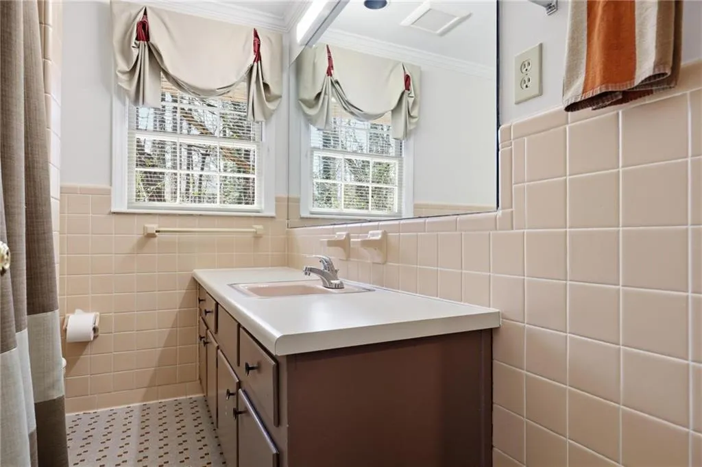 6900 Castleton Drive Nw, Atlanta, Georgia 30328, 3 Bedrooms Bedrooms, ,2 BathroomsBathrooms,Residential,For Sale,6900 Castleton Drive Nw,7728218